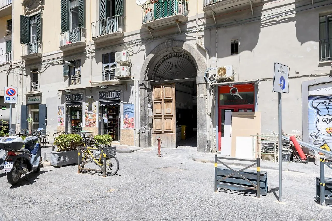 Piazza Portanova Apartments location